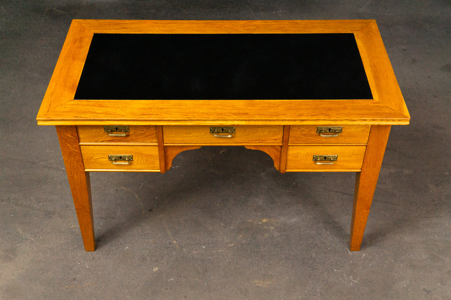 Praktischer Antiker Schreibtisch