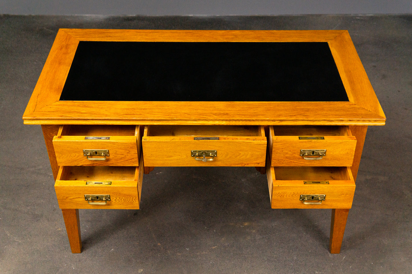 Praktischer Antiker Schreibtisch