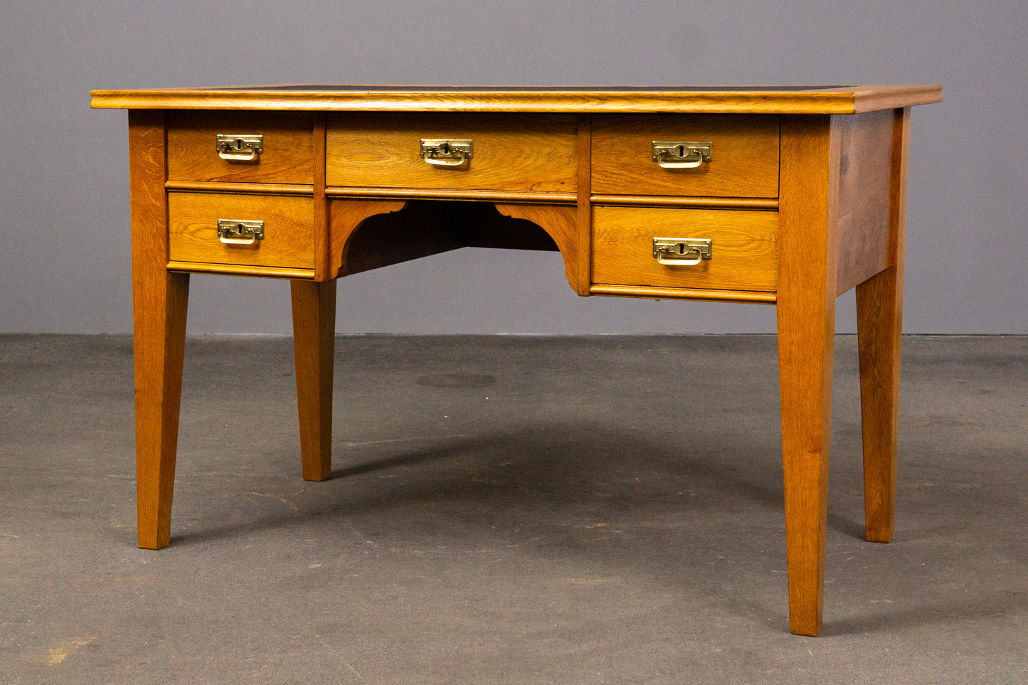 Praktischer Antiker Schreibtisch