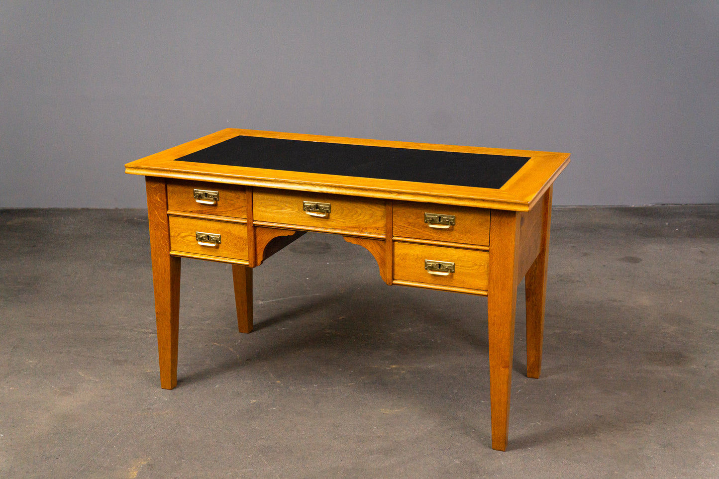 Praktischer Antiker Schreibtisch