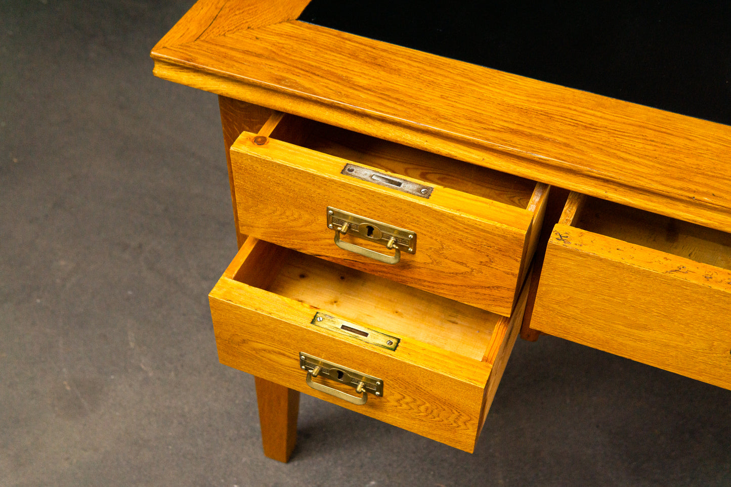 Praktischer Antiker Schreibtisch