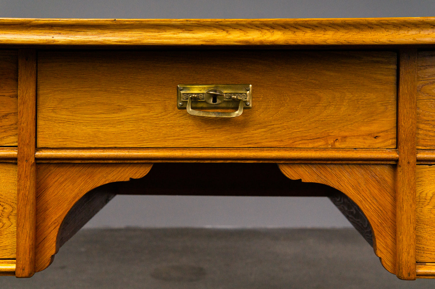 Praktischer Antiker Schreibtisch