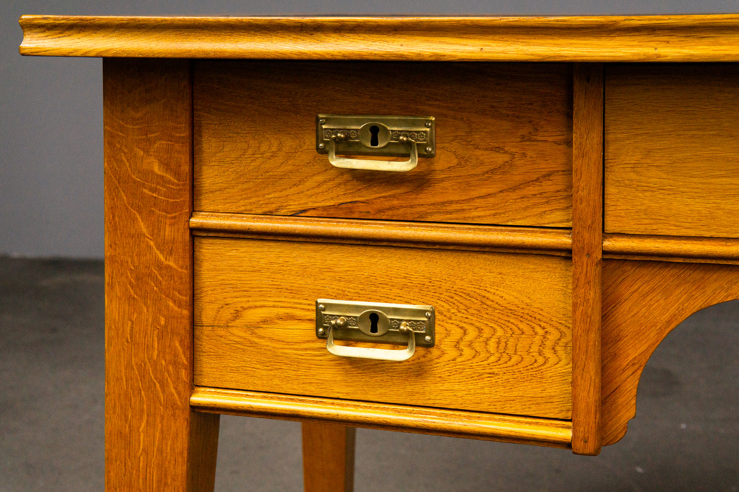 Praktischer Antiker Schreibtisch