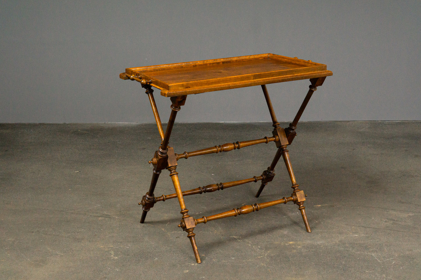 Praktischer Gründerzeit Tabletttisch