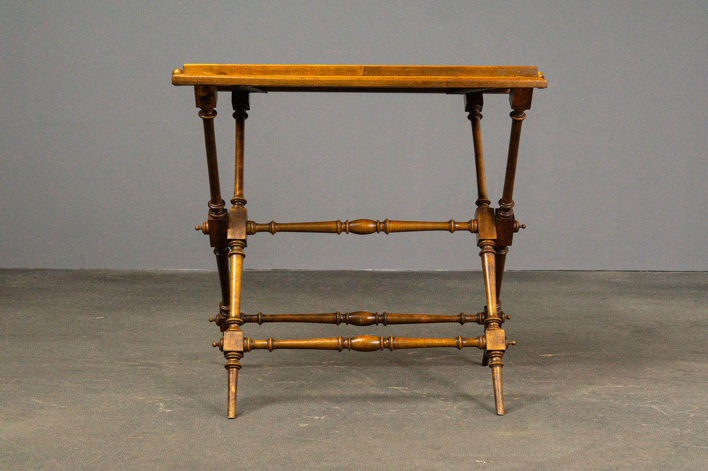 Praktischer Gründerzeit Tabletttisch