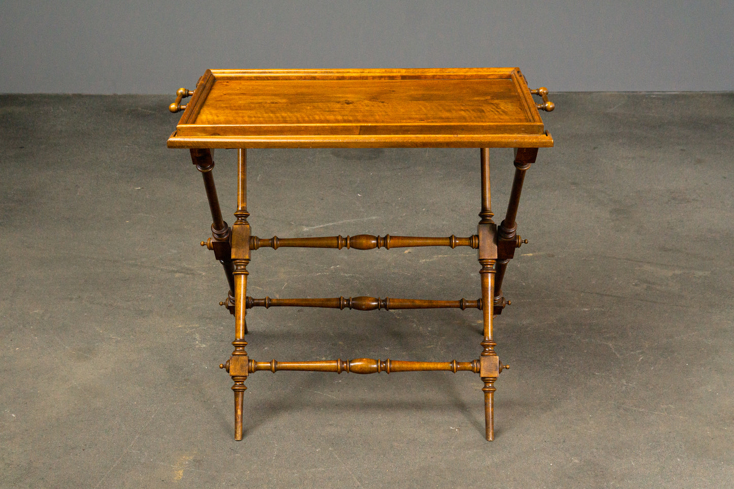 Praktischer Gründerzeit Tabletttisch