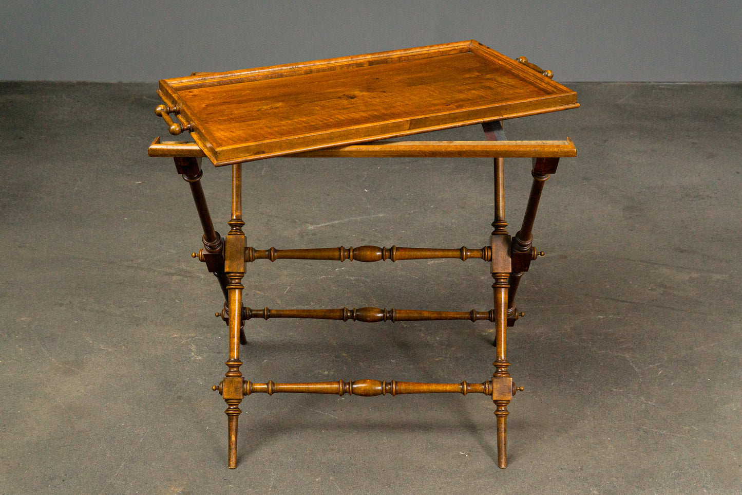 Praktischer Gründerzeit Tabletttisch