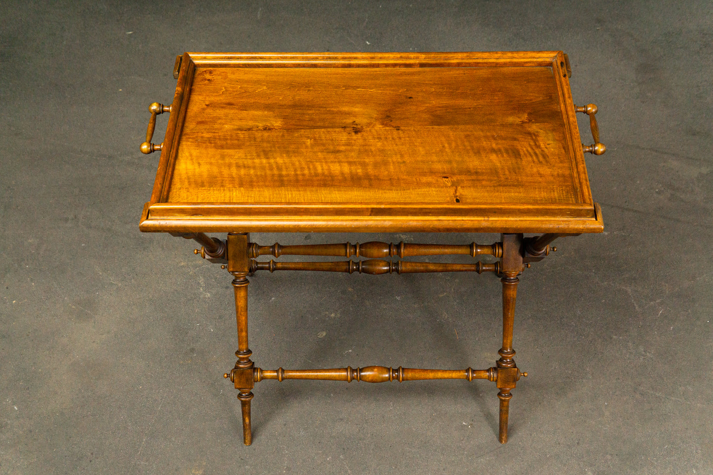 Praktischer Gründerzeit Tabletttisch