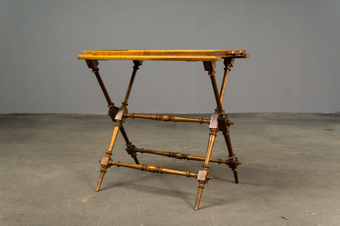 Praktischer Gründerzeit Tabletttisch