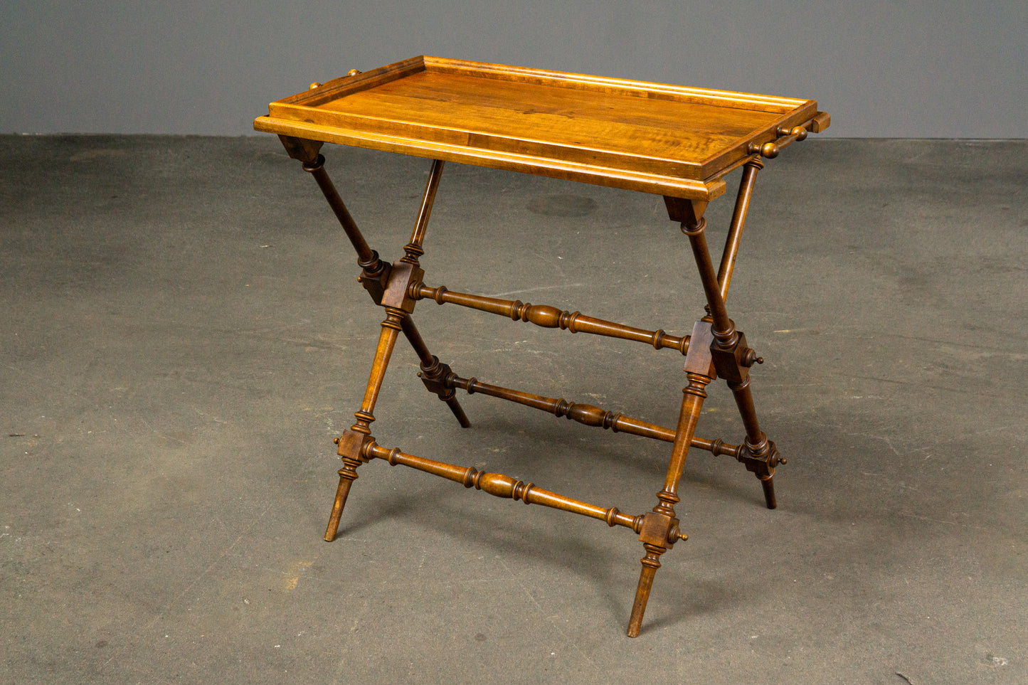 Praktischer Gründerzeit Tabletttisch