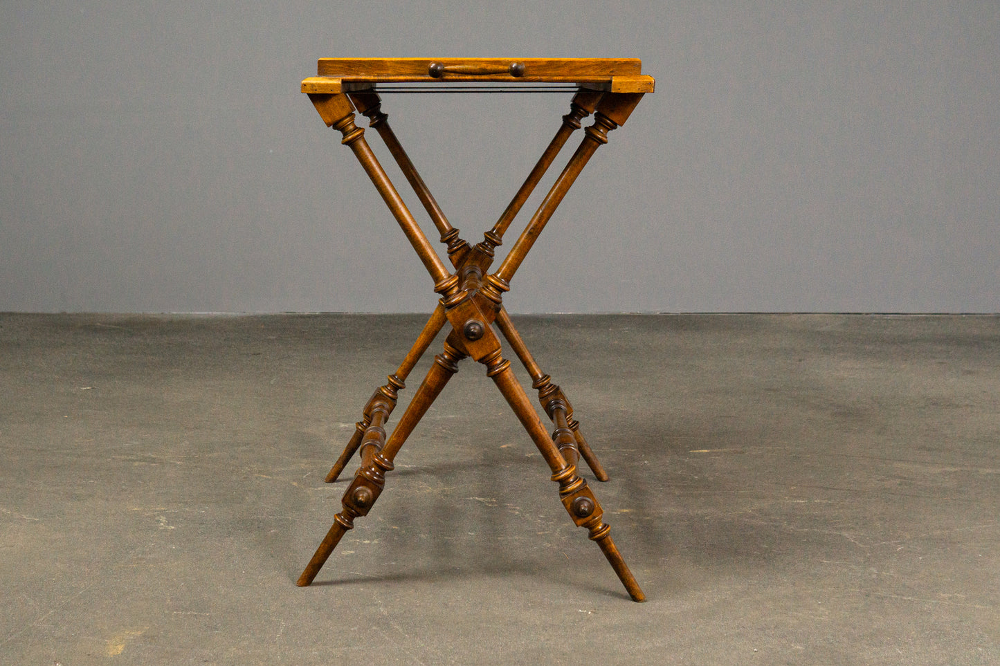 Praktischer Gründerzeit Tabletttisch