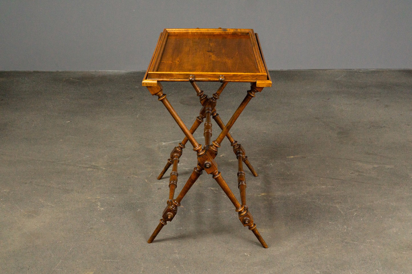 Praktischer Gründerzeit Tabletttisch