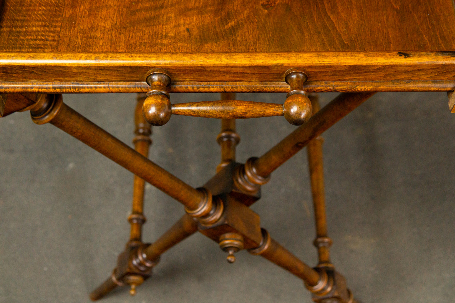 Praktischer Gründerzeit Tabletttisch