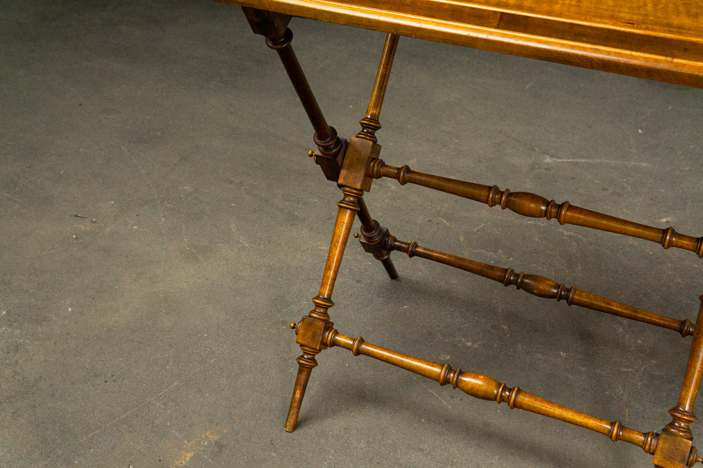 Praktischer Gründerzeit Tabletttisch