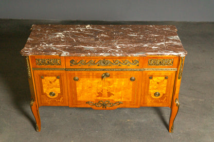 Außergewöhnliche Kommode im Louis XVI Stil
