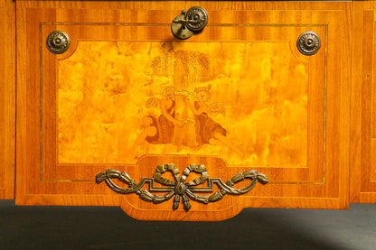 Außergewöhnliche Kommode im Louis XVI Stil