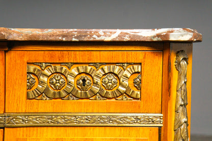 Außergewöhnliche Kommode im Louis XVI Stil
