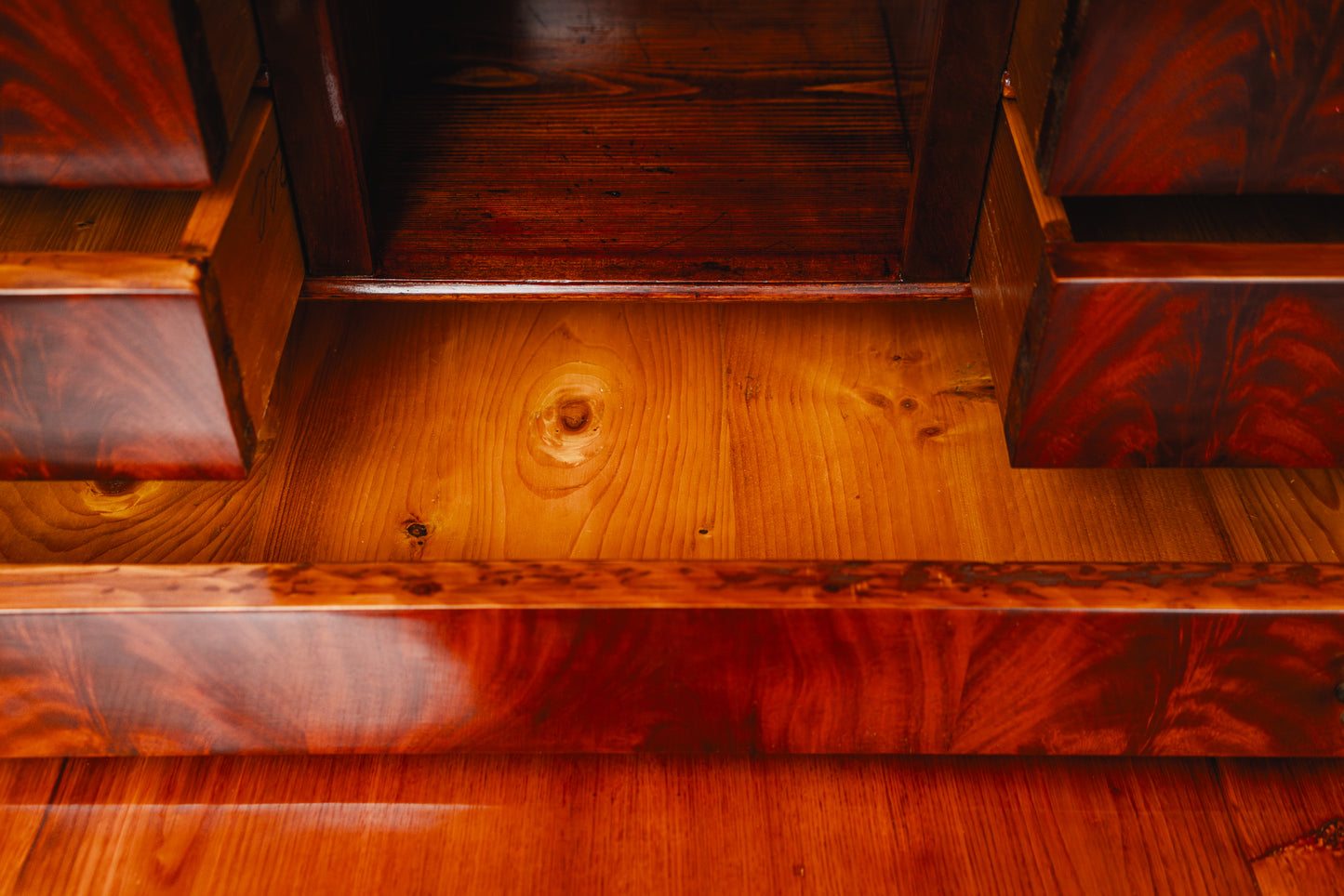 Praktischer Biedermeier Standsekretär