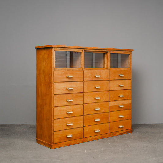 Praktischer Schubladenschrank im Industriedesign