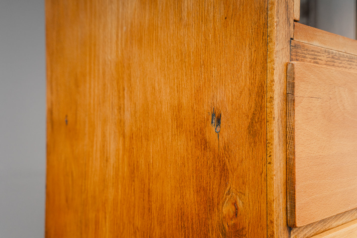 Praktischer Schubladenschrank im Industriedesign