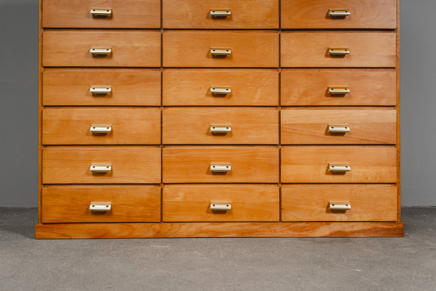 Praktischer Schubladenschrank im Industriedesign