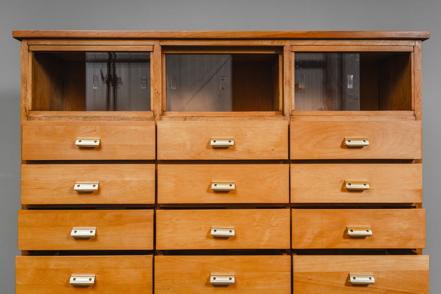 Praktischer Schubladenschrank im Industriedesign