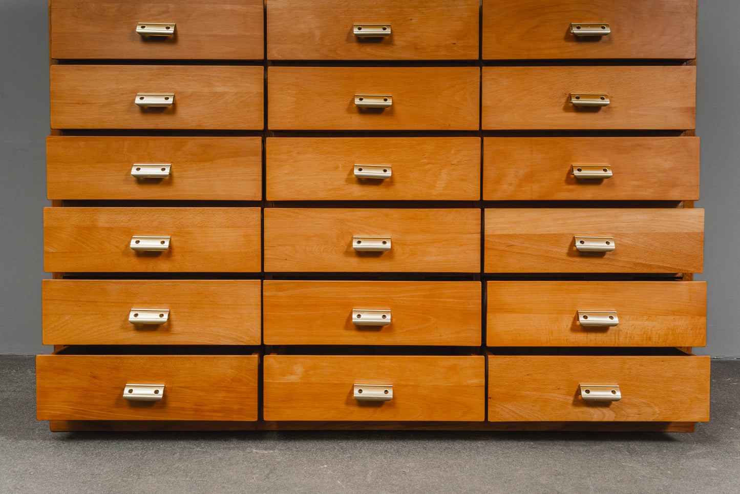 Praktischer Schubladenschrank im Industriedesign