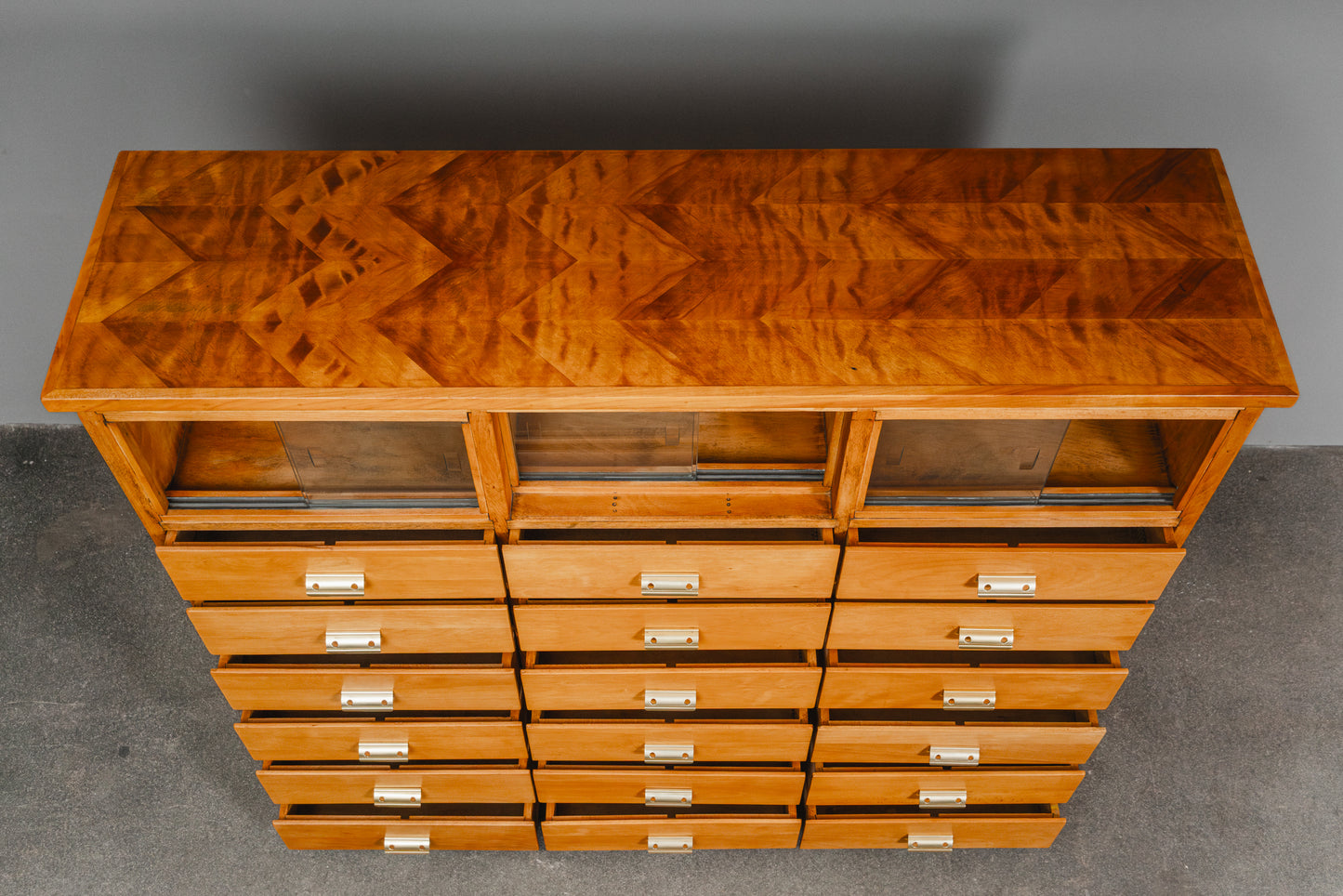 Praktischer Schubladenschrank im Industriedesign