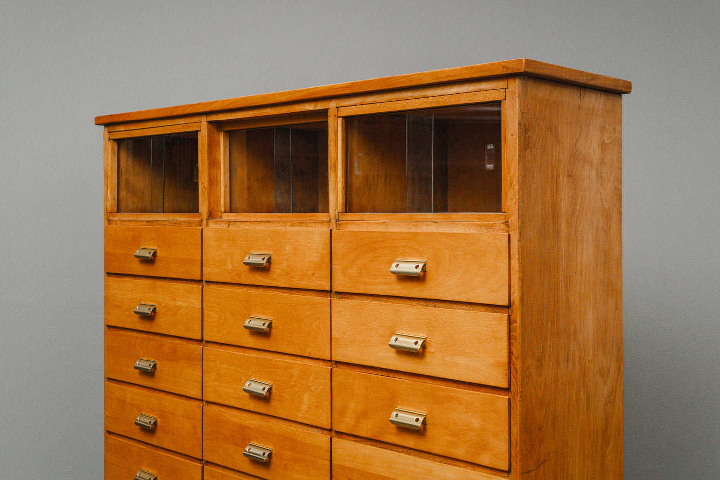 Praktischer Schubladenschrank im Industriedesign