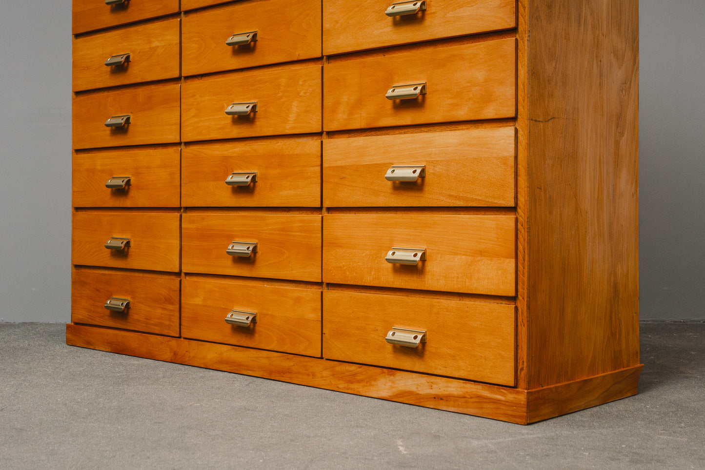 Praktischer Schubladenschrank im Industriedesign