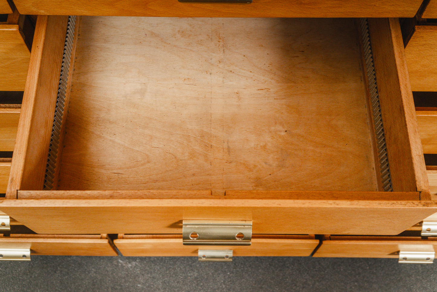 Praktischer Schubladenschrank im Industriedesign