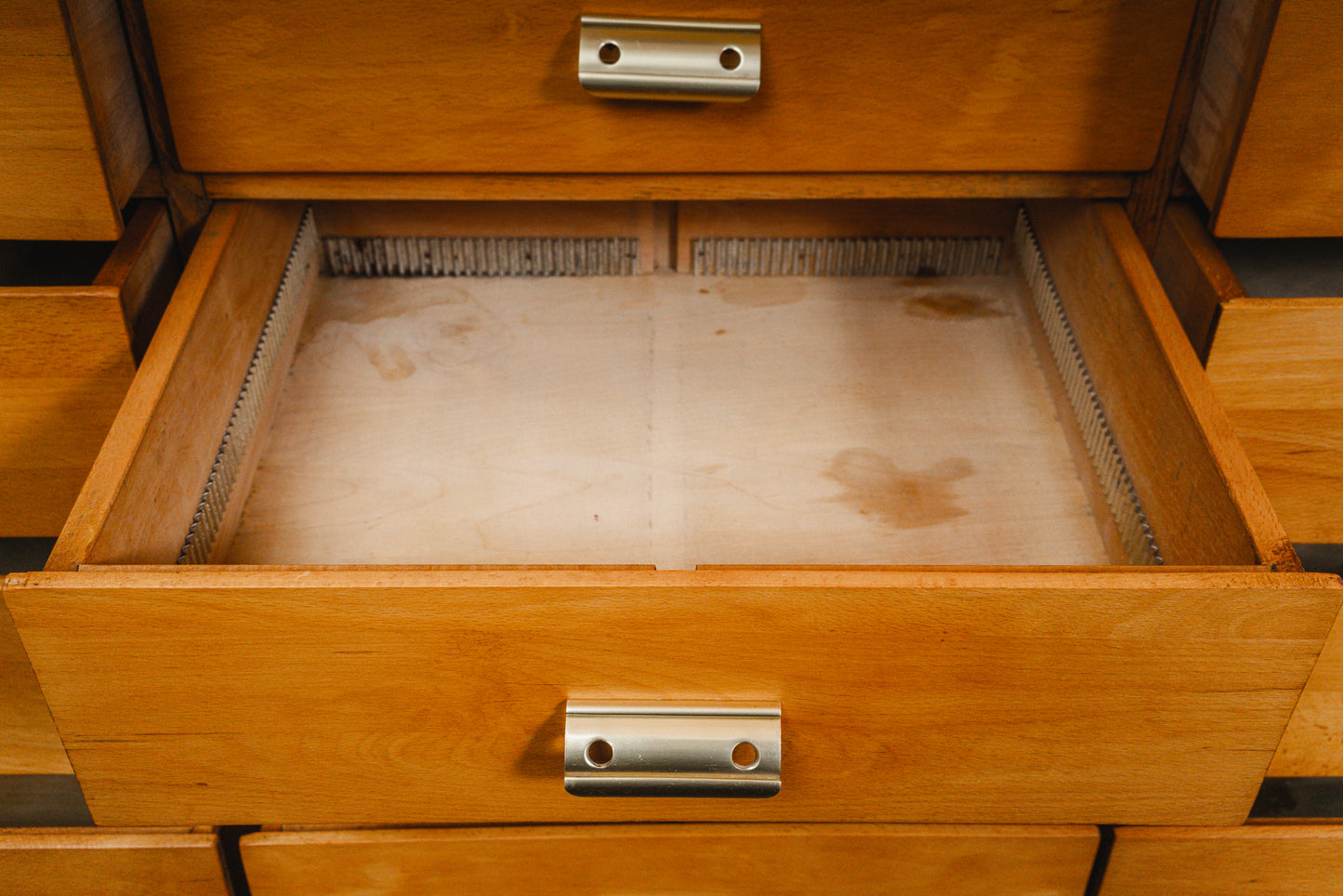 Praktischer Schubladenschrank im Industriedesign