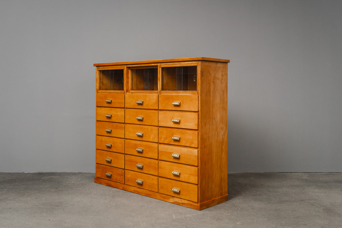 Praktischer Schubladenschrank im Industriedesign