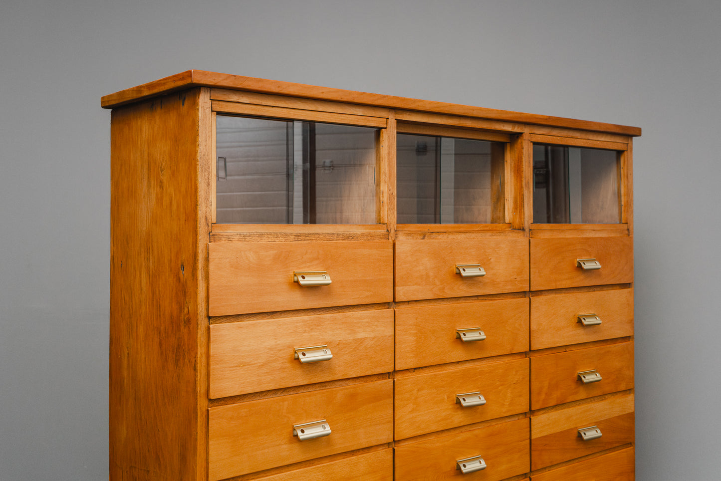 Praktischer Schubladenschrank im Industriedesign