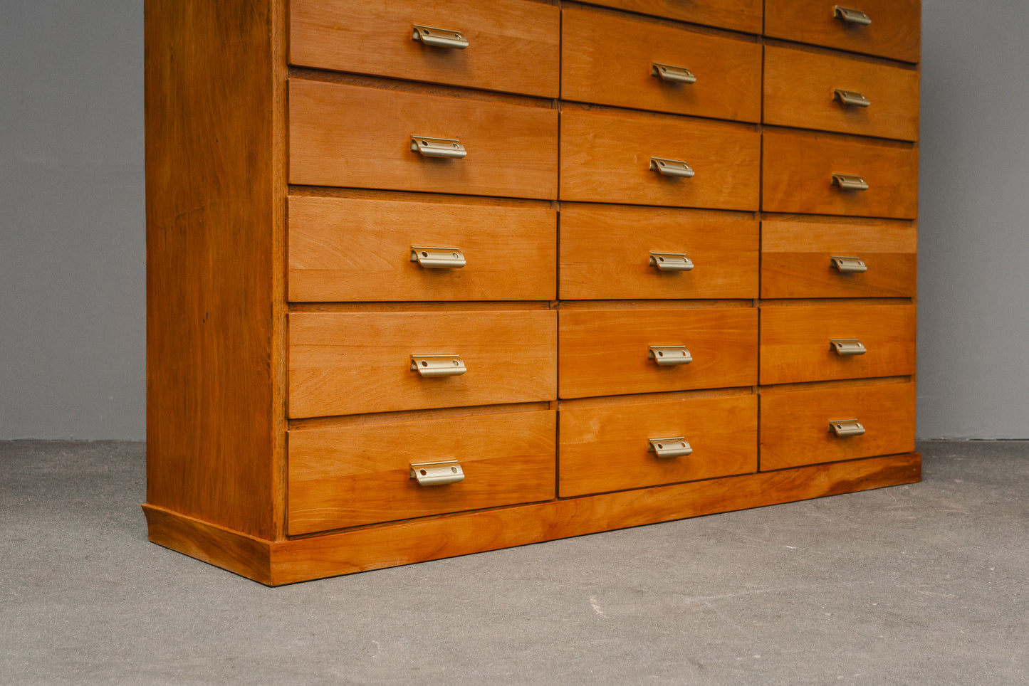 Praktischer Schubladenschrank im Industriedesign