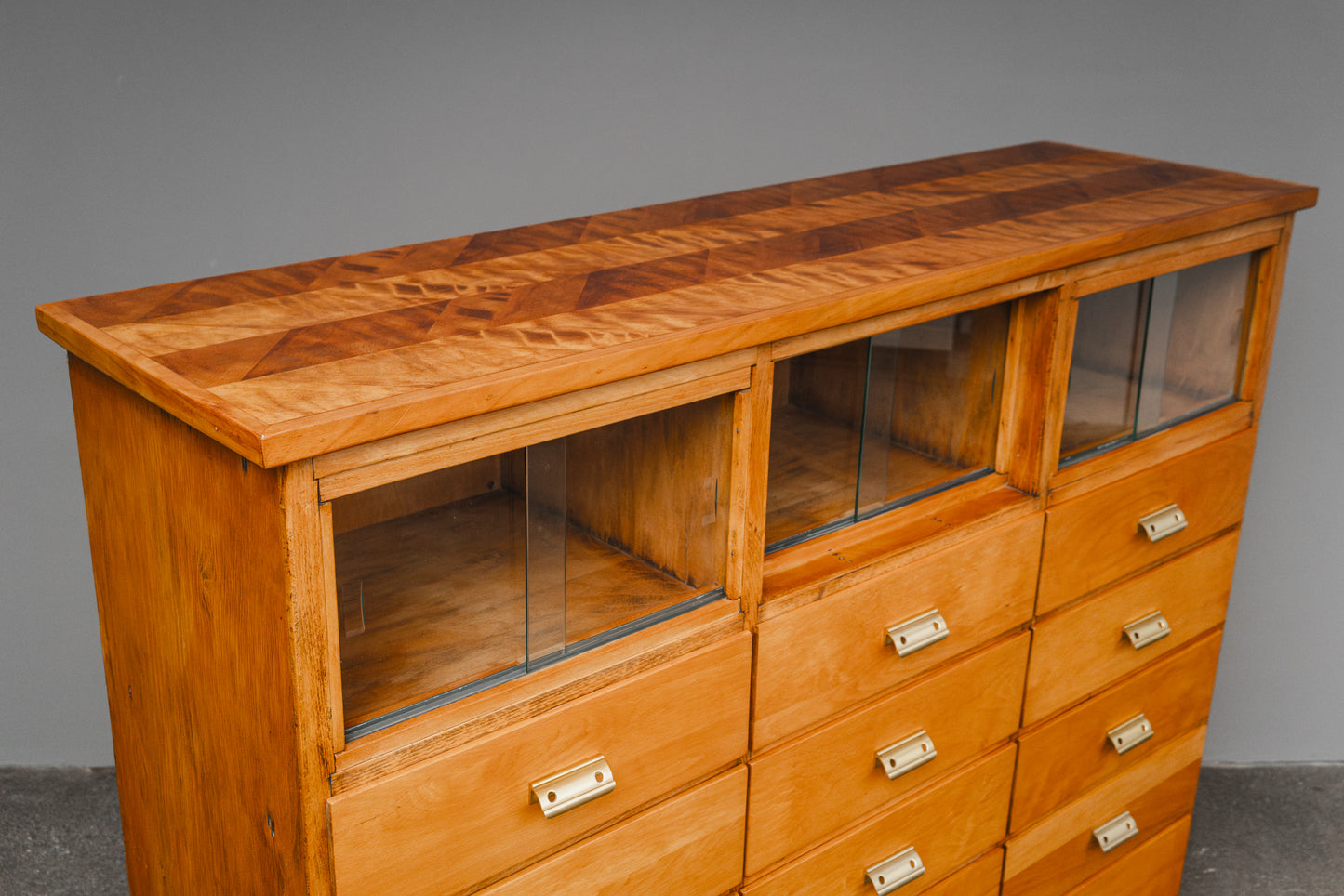 Praktischer Schubladenschrank im Industriedesign