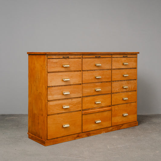 Wunderschöner Schubladenschrank im Industriedesign