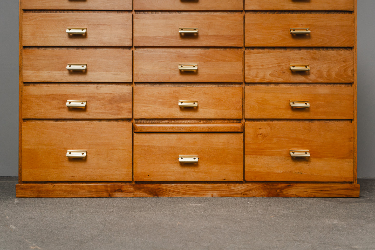 Wunderschöner Schubladenschrank im Industriedesign