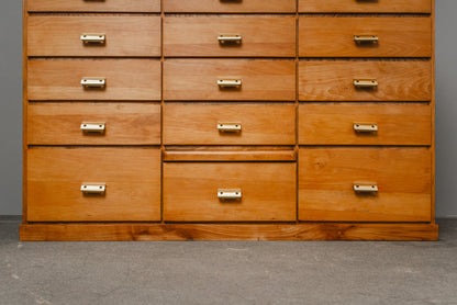 Wunderschöner Schubladenschrank im Industriedesign