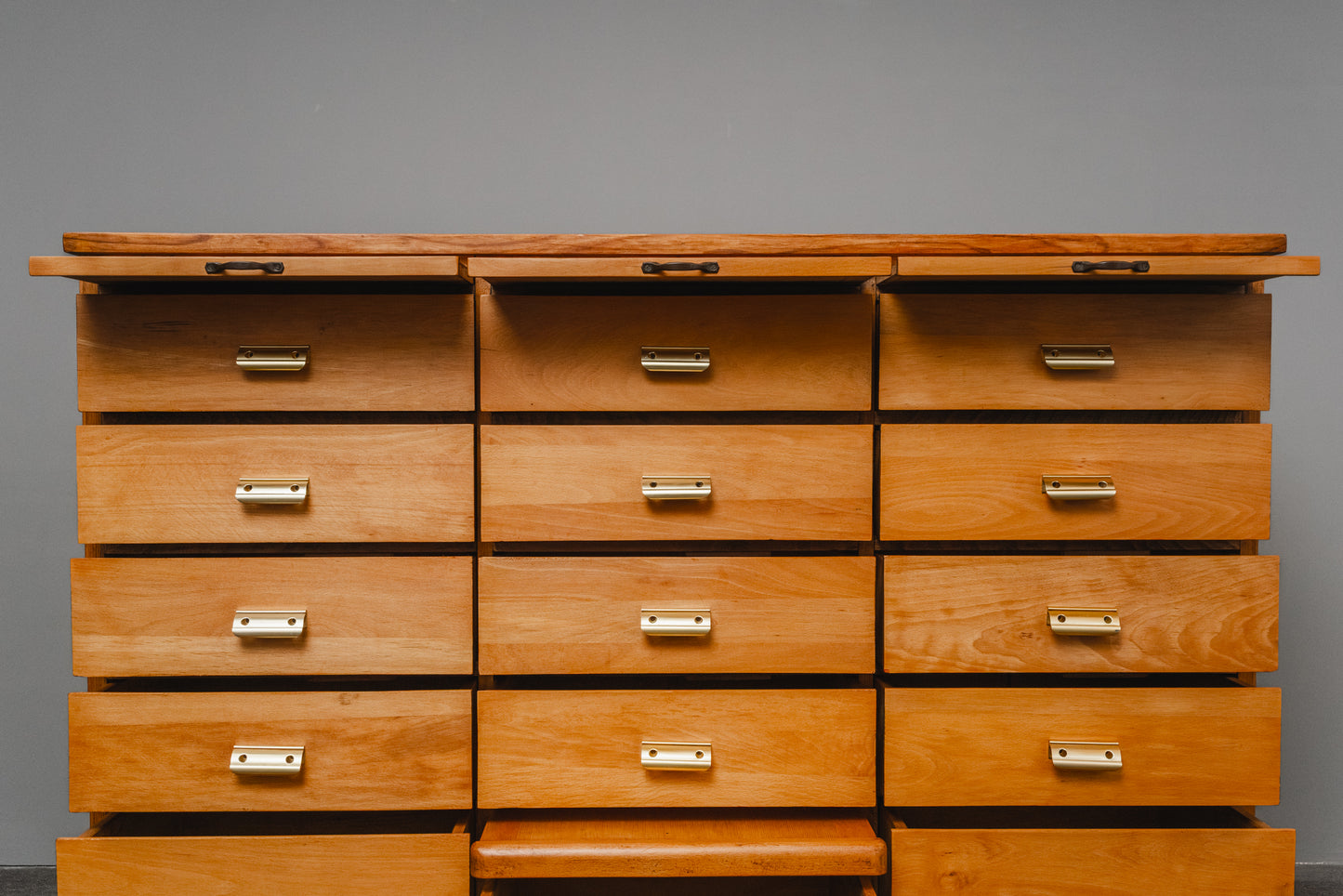 Wunderschöner Schubladenschrank im Industriedesign
