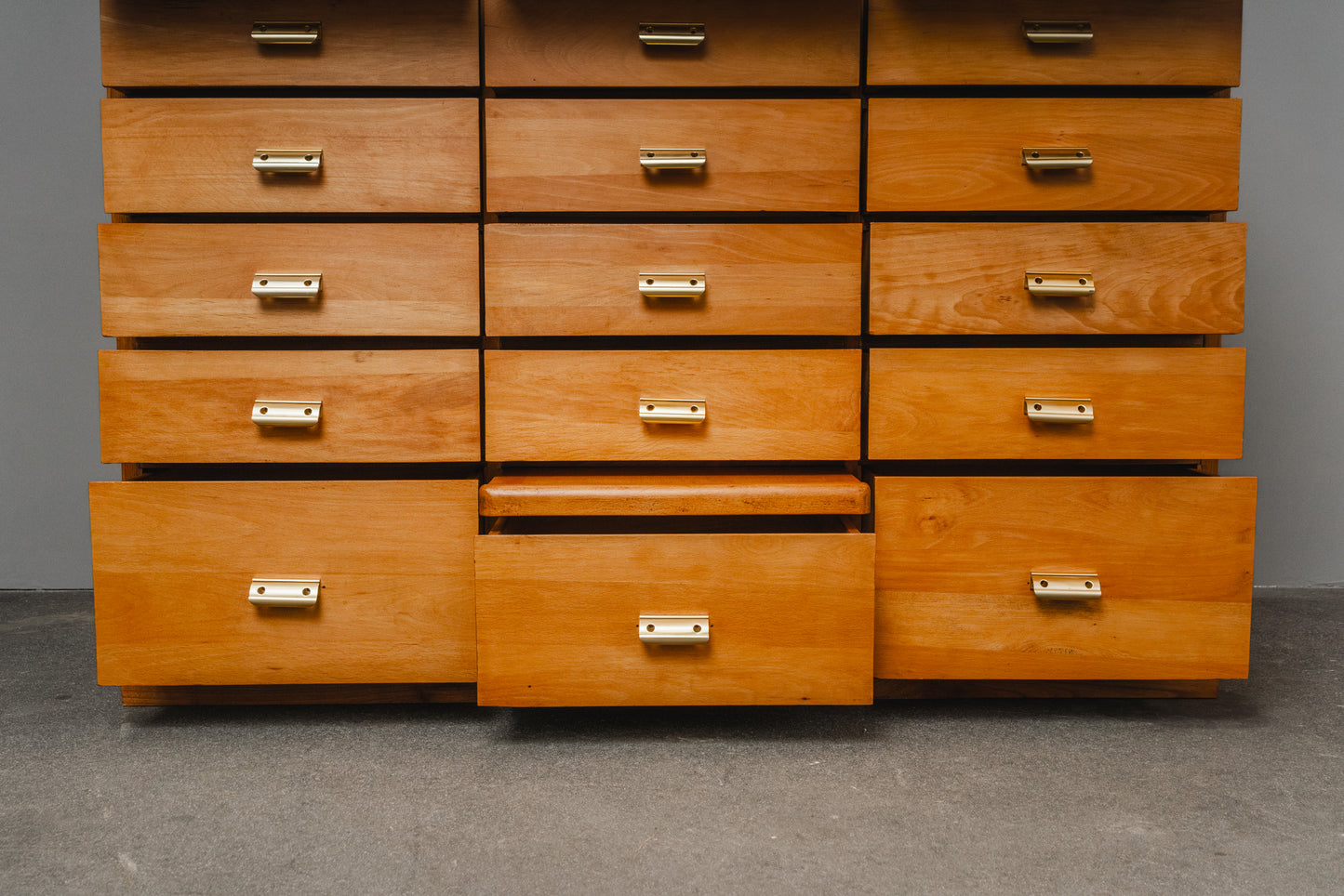 Wunderschöner Schubladenschrank im Industriedesign