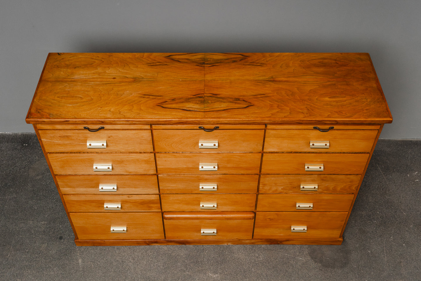 Wunderschöner Schubladenschrank im Industriedesign