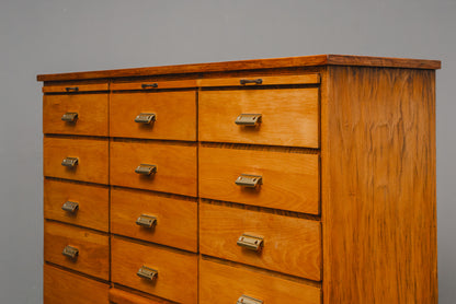 Wunderschöner Schubladenschrank im Industriedesign