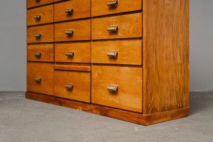 Wunderschöner Schubladenschrank im Industriedesign