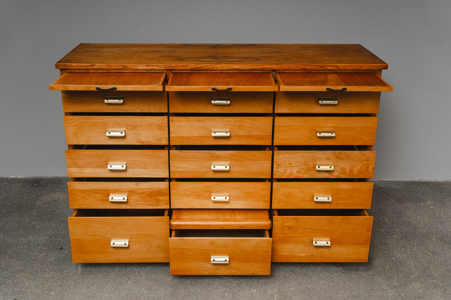 Wunderschöner Schubladenschrank im Industriedesign