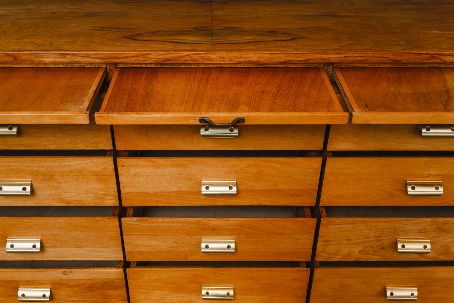 Wunderschöner Schubladenschrank im Industriedesign