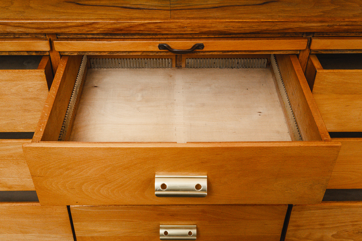 Wunderschöner Schubladenschrank im Industriedesign