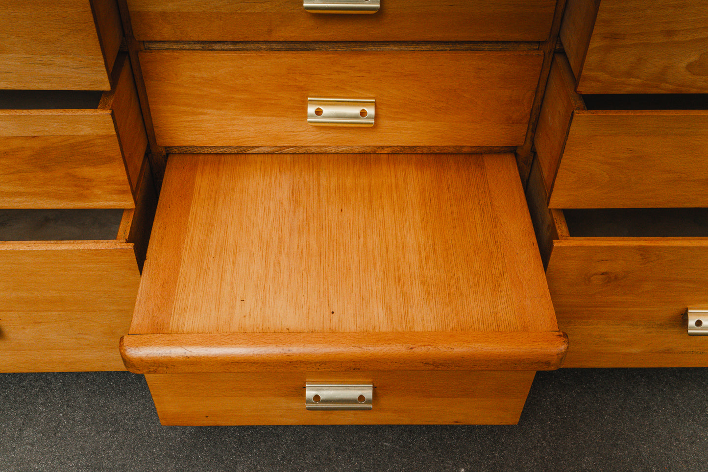 Wunderschöner Schubladenschrank im Industriedesign