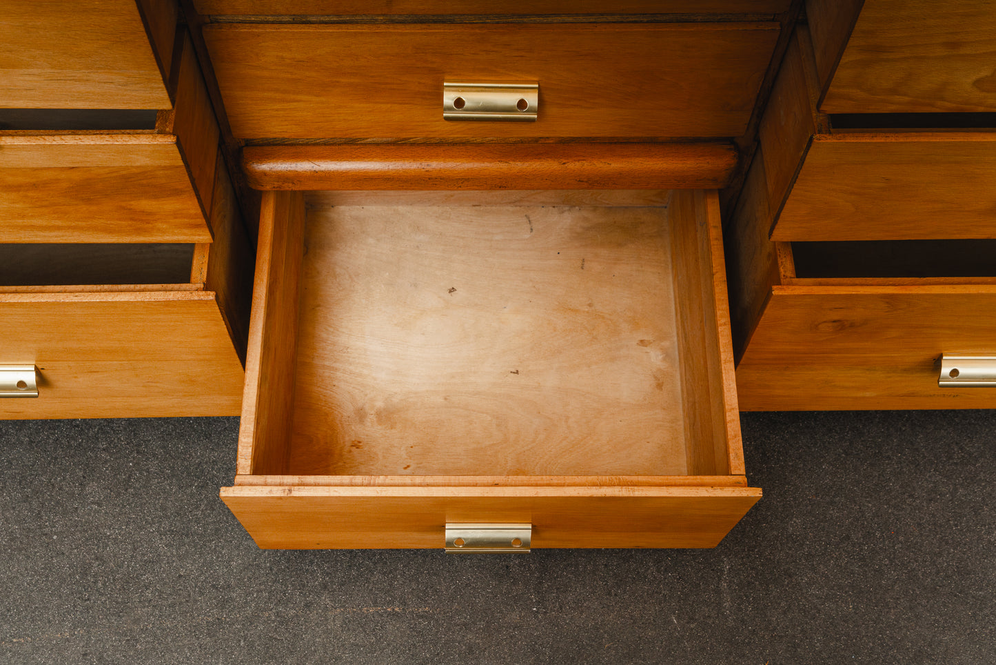 Wunderschöner Schubladenschrank im Industriedesign