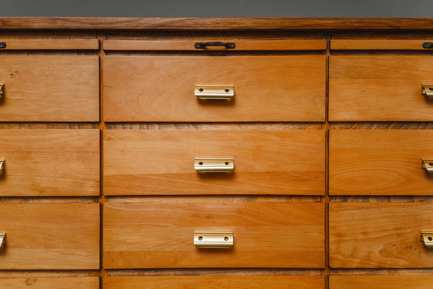 Wunderschöner Schubladenschrank im Industriedesign